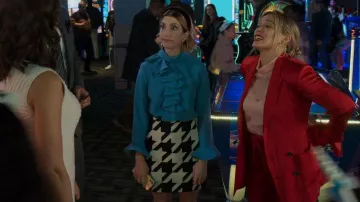 Gucci Houndstooth Print Mini falda usada por Lauren Heller (Molly Kate Bernard) como se ve en Younger (S07E04)