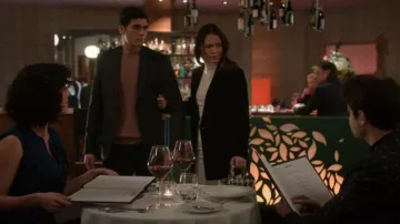 Petit sac à main H&M / sac à bandoulière porté par Hannah Copeland (Fivel Stewart) comme on le voit dans The Recruit (S01E03)