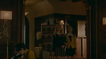 Asos Striped Ruffle Shorts usados por Lizzie Saltzman (Jenny Boyd) como se ve en Legacies (S01E11)