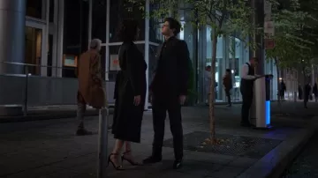 Stuart Weitzman Nudist Curve 75 Sandales portées par Amelia Salazar (Kaylah Zander) comme on le voit dans The Recruit (S01E03)