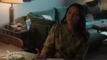 Suéter floral retro simple con cuello polo y mangas abullonadas usadas por Hannah Copeland (Fivel Stewart) como se ve en The Recruit (S01E05)