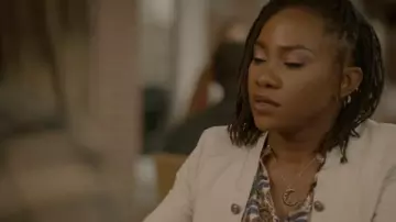 Collar Luna de oro amazónico usado por Cleo Sowande (Omono Okojie) como se ve en Legacies (S04E16)