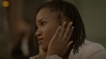 Anthropologie Ombre Stacked Ring Set usado por Cleo Sowande (Omono Okojie) como se ve en Legacies (S04E16)