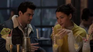 Urban Outfitters Sammy Seamed Manga larga Top usado por Hannah Copeland (Fivel Stewart) como se ve en The Recruit (S01E06)