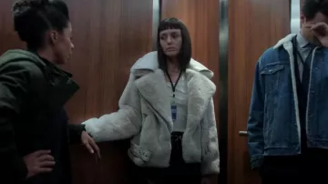 Guess Frida Faux-Fur Biker Jacket usada por Max Meladze (Laura Haddock) como se ve en The Recruit (S01E06)
