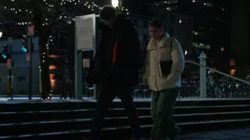 H&M Down Jacket usada por Hannah Copeland (Fivel Stewart) como se ve en The Recruit (S01E07)