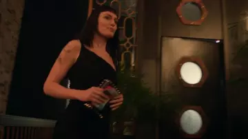 Valentino Garavani Rock­stud Al­cove Clutch Bag worn by Max Meladze (Laura Haddock) as seen in The Recruit (S01E07)