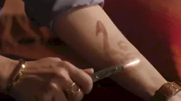 Le stylet utilisé par Clary Fray (Katherine McNamara) dans la série Shadowhunters (Saison 1 Episode 1)