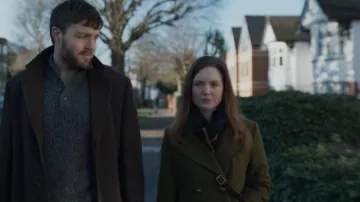 Reiss Fe­lix Short Pea­coat Kha­ki worn by Robin Ellacott (Holliday Grainger) as seen in Strike (S05E03)