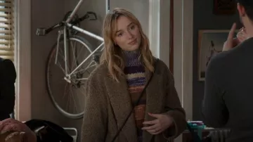 Ulla Johnson Shakina Pull porté par Clare (Phoebe Dynevor) vu dans Younger (S07E05)