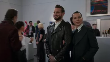 Veste Moto en cuir Saint Laurent portée par Josh (Nico Tortorella) comme on le voit dans Younger (S07E05)