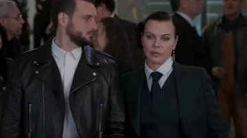 Chaleco formal Gucci Fluid Drill usado por Maggie Amato (Debi Mazar) como se ve en Younger (S07E05)