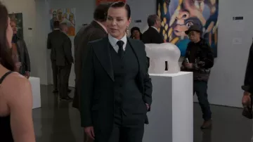 Gucci Label Single Breasted Blazer usado por Maggie Amato (Debi Mazar) como se ve en Younger (S07E05)