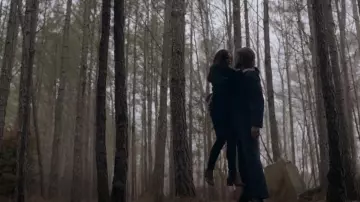 Steve Madden Botines de abordaje usados por Aurora de Martel (Rebecca Breeds) como se ve en Legacies (S04E17)