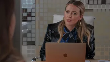 Chaqueta motera Givenchy usada por Kelsey Peters (Hilary Duff) como se ve en Younger (S07E05)
