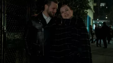 Marc Jacobs Checked Scarf Capa de lana detallada usada por Maggie Amato (Debi Mazar) como se ve en Younger (S07E05)