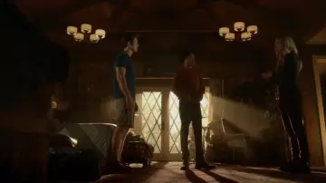 Botas Dr Martens Pascal usadas por Lizzie Saltzman (Jenny Boyd) como se ve en Legacies (S04E17)