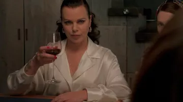 Loewe Satin Anagram Pajama Blusa usada por Maggie Amato (Debi Mazar) como se ve en Younger (S07E06)