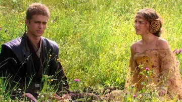 La robe imprimé floral portée par Padmé (Natalie Portman) dans le film Star Wars, épisode II - L'Attaque des clones