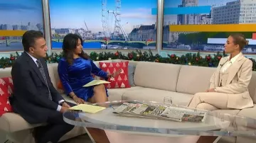 Sosandar Sapphire Blue Velvet Ruffle Hem Shift Robe portée par Ranvir Singh vue dans Good Morning Britain le 15 décembre 2022