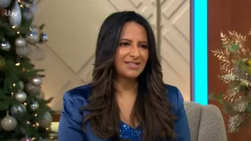 Sosandar Sapphire Blue Sequin V Neck Cami Top porté par Ranvir Singh vu dans Good Morning Britain le 20 décembre 2022