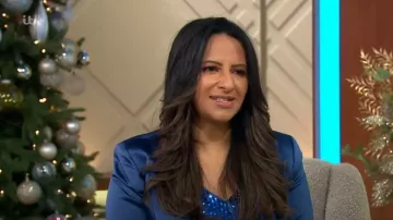 Sosandar Midnight Blue Satin Blazer et pantalon portés par Ranvir Singh vus dans Good Morning Britain le 20 décembre 2022