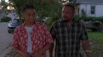 Pink Tulip Print Shirt of Breanna Casey (Aleyse Shannon) in Leverage: Redemption (S02E08)