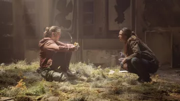 Converse Maroon Hi Top Sneakers worn by Ellie Williams (Bella Ramsey) as seen in The Last of Us Outfits (Season 1)