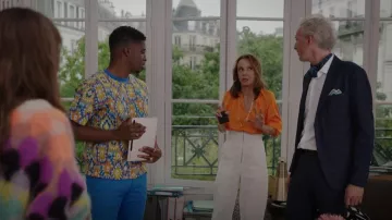 Alaia High Waist Large Cotton pantalones usados por Sylvie Grateau (Philippine Leroy-Beaulieu) como se ve en Emily in Paris (S03E01)