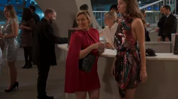 Alexander McQueen Cape Silk Mini Vestido usado por Kelsey Peters (Hilary Duff) como se ve en Younger (S07E06)