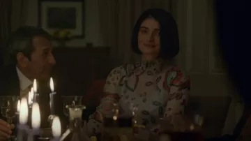 Armani Silk Chiffon Dress with Delicate Floral Print usado por Adele (Eve Hewson) como se ve en Behind Her Eyes (S01E01)