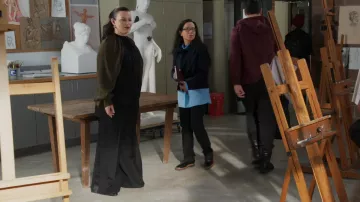 Pantalon Loewe Wide Leg High Rise porté par Maggie Amato (Debi Mazar) vu dans Younger (S07E07)