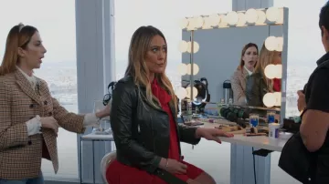 Veste de motard en cuir texturé Givenchy portée par Kelsey Peters (Hilary Duff) vue dans Younger (S07E07)