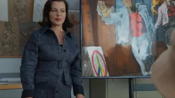 LVIR Signature Stitch Belted Jacket porté par Maggie Amato (Debi Mazar) comme on le voit dans Younger (S07E07)
