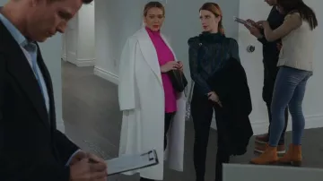 Manteau Louis Vuitton Belted White Wrap porté par Kelsey Peters (Hilary Duff) vu dans Younger (S07E07)