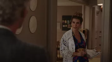 Diane von Furstenberg Lando Robe Midi Wrap à imprimé floral portée par Madeline (Kate Walsh) vue dans Emily à Paris (S03E01)