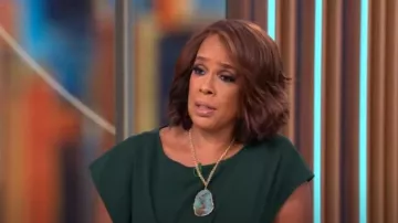 Calvin Klein Capelet Robe fourreau portée par Gayle King comme vu dans CBS Mornings le 21 décembre 2022