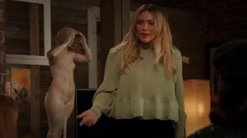 Tibi Yoke Pleated Top porté par Kelsey Peters (Hilary Duff) vu dans Younger (S07E08)