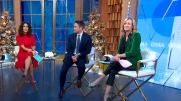 Alice + Olivia Macey Velvet Blazer usado por Lara Spencer como se ve en Good Morning America el 21 de diciembre de 2022