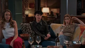 Nanushka Blaine camisa plisada de cuero sintético usada por Maggie Amato (Debi Mazar) como se ve en Younger (S07E08)