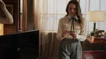 Alexander McQueen Pleated Prince of Wales Check Shorts usados por Liza Miller (Sutton Foster) como se ve en Younger (S07E09)