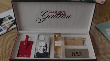 Etiqueta de equipaje de cuero rojo Rimowa vista en Emily en París (S03E02)