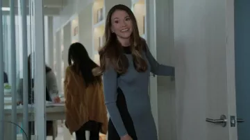 Alexander McQueen Colour Block Ribbed Knit Vestido usado por Liza Miller (Sutton Foster) como se ve en Younger (S07E09)