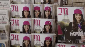Kangol Tropic Bin Azalea Bucket Hat en rose porté dans La couverture du magazine Le Monde par Emily Cooper (Lily Collins) dans Emily à Paris (S03E05)