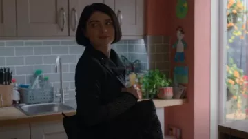 Chaqueta de verano Adidas Heartracer usada por Adele (Eve Hewson) como se ve en Behind Her Eyes (S01E02)