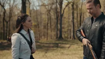 Michael Kors Puff Sleeve Denim Jacket usada por Hope Mikaelson (Danielle Rose Russell) como se ve en Legacies (S04E19)