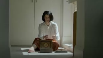 Reiss Isidora Falda plisada Midi usada por Adele (Eve Hewson) como se ve en Behind Her Eyes (S01E04)