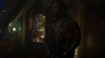 Allsaints Aurora camisa abotonada de manga corta usada por Kaleb Hawkins (Chris De'Sean Lee) como se ve en Legacies (S04E20)