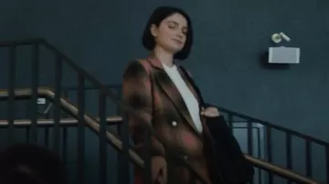 Abrigo de nácar Mable usado por Adele (Eve Hewson) como se ve en Behind Her Eyes (S01E04)