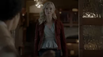 Chaqueta de gamuza Colbie de la marca Lucky usada por Caroline Forbes (Candice King) como se ve en Legacies (S04E20)